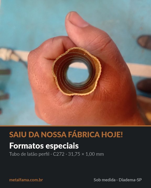 Saiu da nossa fábrica hoje! Tubo de latão com perfil especial e torcido na liga C272, 31,75 × 1,00 mm, trefilado aqui em